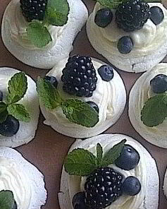 Безе с сырным кремом и ягодами