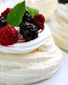 Безе с ягодами