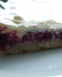 Брусничный пай под хрустящим облаком из безе