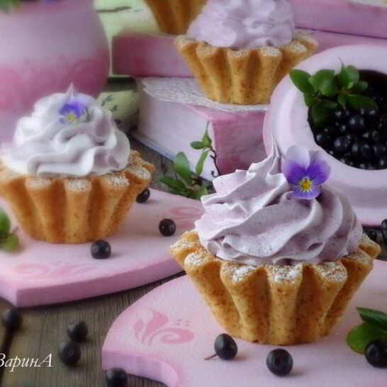 Рецепт корзиночек с черничным кердом и безе