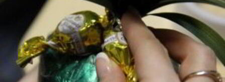 ананас из конфет. Шаг 9