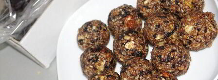 конфеты из фиников, чернослива, калины и орехов. Шаг 3