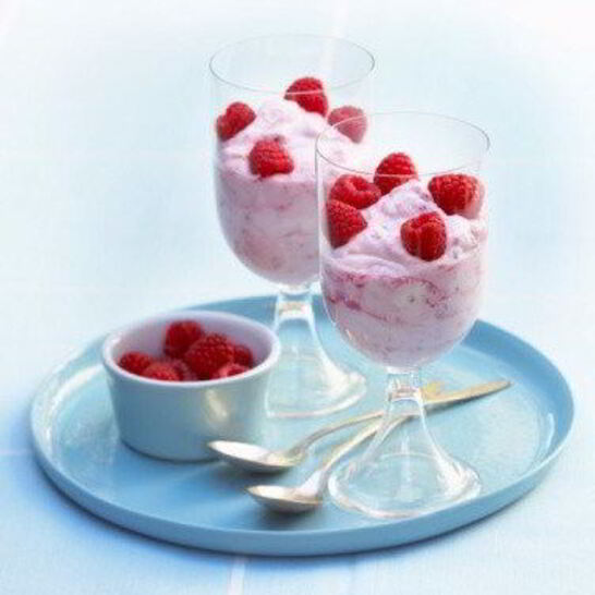 Рецепт английского крема с шоколадом, ликером франжелико и свежей малиной