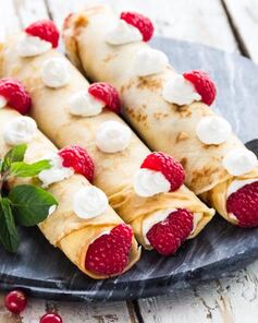 Блинчики с кремом, джемом и ягодами