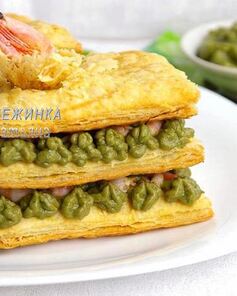 Мильфей с креветками, сыром Джюгас и кремом из авокадо