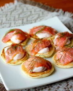 Мини-блинчики с лососем и острым кремом