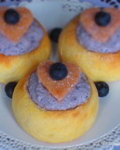 Мини-бриоши с творожно-черничным кремом