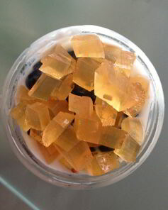 Ванильный йогурт с черешней, голубикой и мармеладом