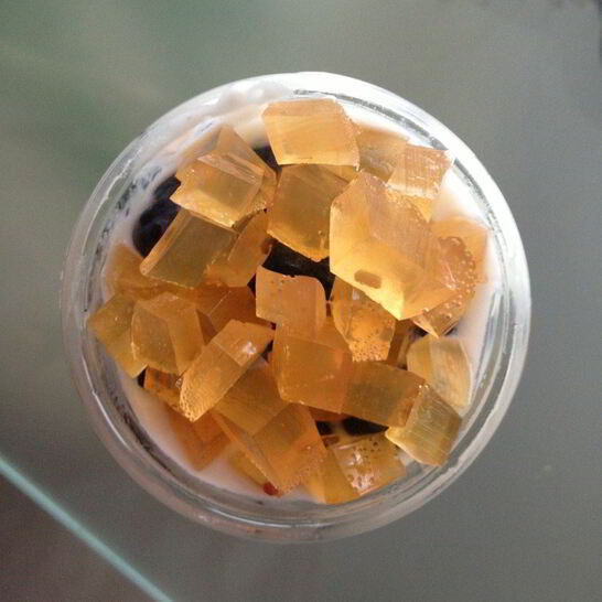 Рецепт ванильного йогурта с черешней, голубикой и мармеладом