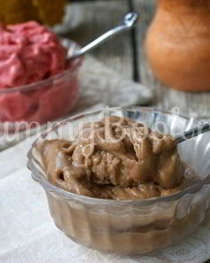 Банановое мороженое с шоколадом и клубникой