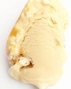 Карамельное мороженое с солеными претцелями и карамельной прослойкой