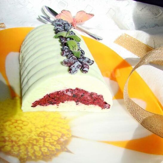 Рецепт мороженого-полена с фисташками и жимолостью