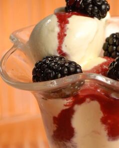 Мороженое с кулиссой из ежевики