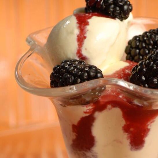 Рецепт мороженого с кулиссой из ежевики