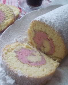 Рулет с клубничным муссом