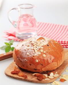 Деревенский пасхальный каравай с орехами