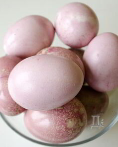 Красим пасхальные яйца в розовый цвет соком свеклы