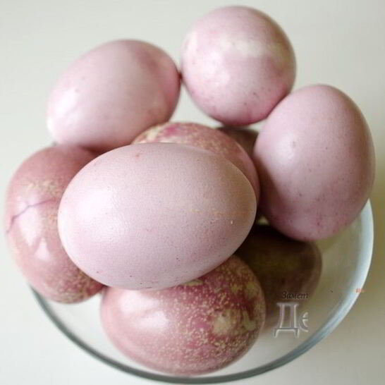 Рецепт красима пасхальные яйца в розовый цвет соком свеклы