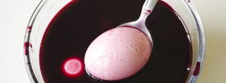 красим пасхальные яйца в розовый цвет соком свеклы. Шаг 5