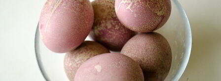 красим пасхальные яйца в розовый цвет соком свеклы. Шаг 6