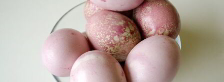 красим пасхальные яйца в розовый цвет соком свеклы. Шаг 7