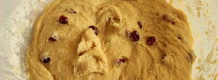 куличи с апельсиновой цедрой и вяленой клюквой. Шаг 8