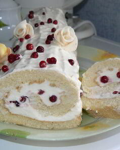 Рулет с суфле и брусникой
