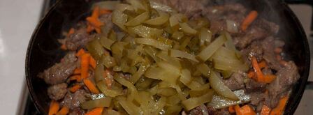 азу с солеными огурцами и с картошкой. Шаг 12