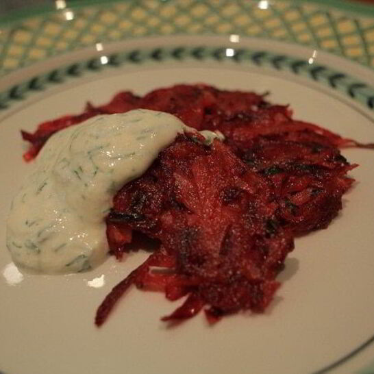 Рецепт картофельно-свекольных драники с сыром бри