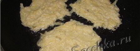 картофельные драники с сыром и шпикачками. Шаг 6