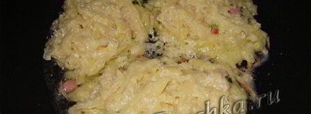 картофельные драники с сыром и шпикачками. Шаг 8