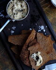 Форшмак из сельди с бородинскими чипсами