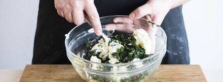 блины-каннеллони с фрикадельками, шпинатом и сыром. Шаг 3