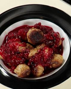 Фрикадельки с брусничным соусом