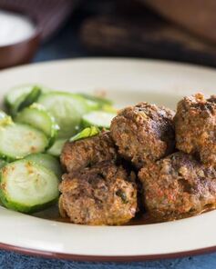 Фрикадельки с огуречным салатом
