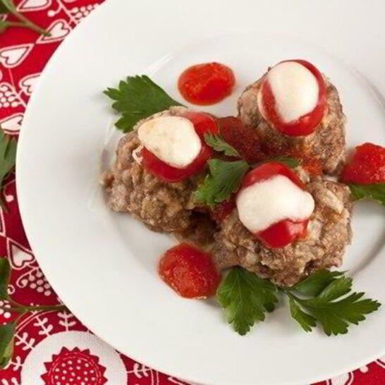 Рецепт мясных фрикаделек с моцареллой