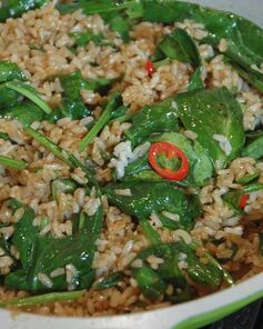 Бурый рис с перцем чили и шпинатом