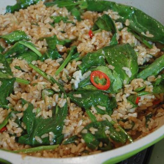 Рецепт бурого риса с перцем чили и шпинатом