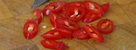 бурый рис с перцем чили и шпинатом. Шаг 3