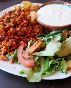 Быстрый веганский обед с гюросом, жареной картошкой и соусом дзадзики