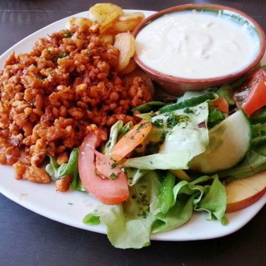 Рецепт быстрого веганского обеда с гюросом, жареной картошкой и соусом дзадзики