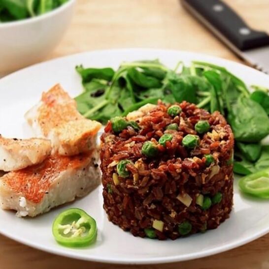 Рецепт красного риса с рыбой и шпинатом