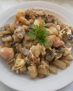 Молодой картофель с курицей, луком и шампиньонами в сметанном соусе под сыром