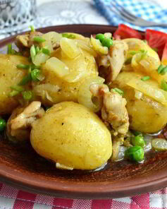 Отварной молодой картофель с жареной курицей, луком и горошком