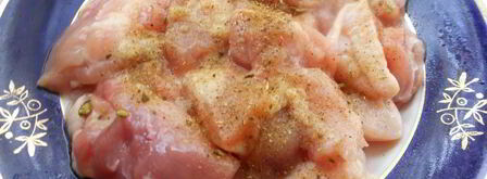 отварной молодой картофель с жареной курицей, луком и горошком. Шаг 3