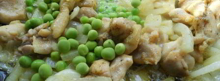 отварной молодой картофель с жареной курицей, луком и горошком. Шаг 5