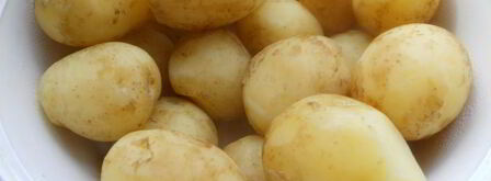 отварной молодой картофель с жареной курицей, луком и горошком. Шаг 7