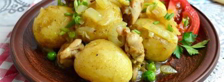 отварной молодой картофель с жареной курицей, луком и горошком. Шаг 9