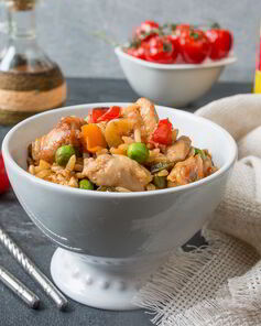 Жареный рис с курицей и сладким перцем