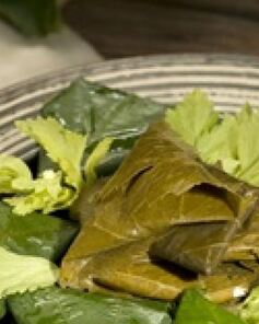 Голубцы с творогом в виноградных листьях